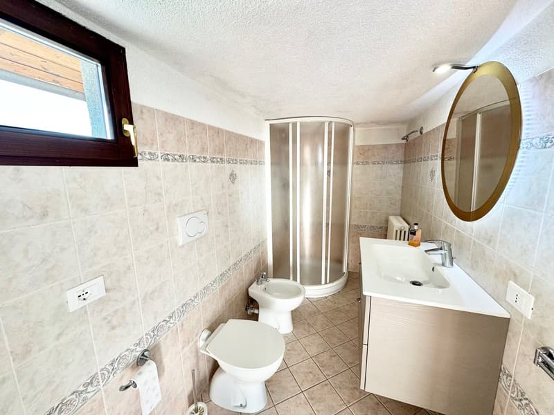 Bella e moderna villa in una posizione tranquilla e soleggiata con piscina privata e vista mozzafiato sul lago (16)