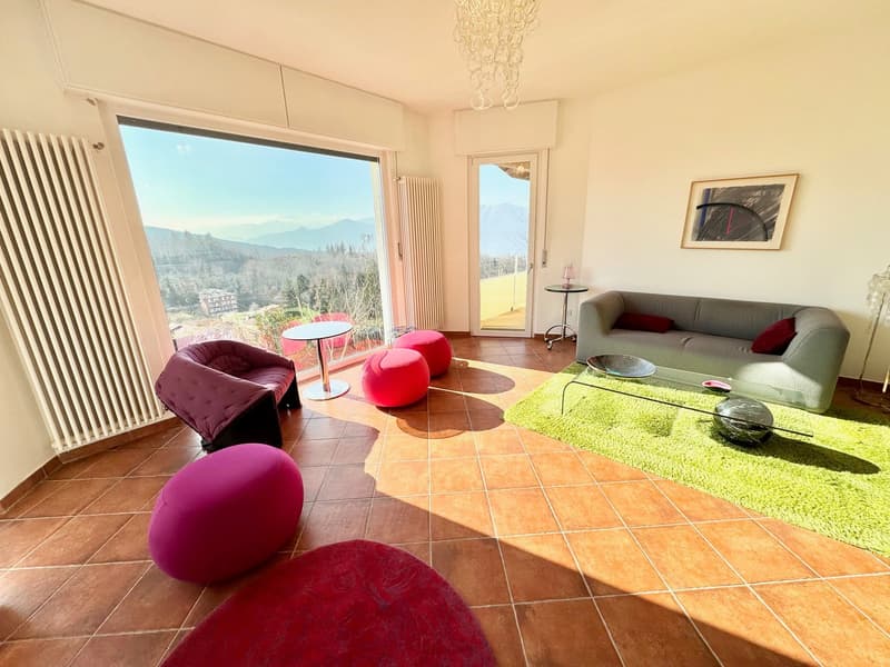 Bella e moderna villa in una posizione tranquilla e soleggiata con piscina privata e vista mozzafiato sul lago (5)