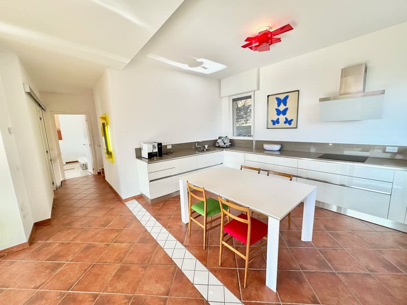 Bella e moderna villa in una posizione tranquilla e soleggiata con piscina privata e vista mozzafiato sul lago (7)