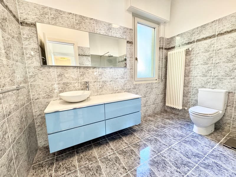 Bella e moderna villa in una posizione tranquilla e soleggiata con piscina privata e vista mozzafiato sul lago (12)