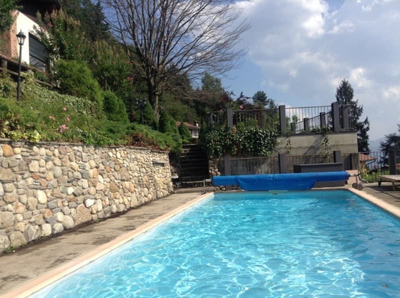 Bella e moderna villa in una posizione tranquilla e soleggiata con piscina privata e vista mozzafiato sul lago (20)