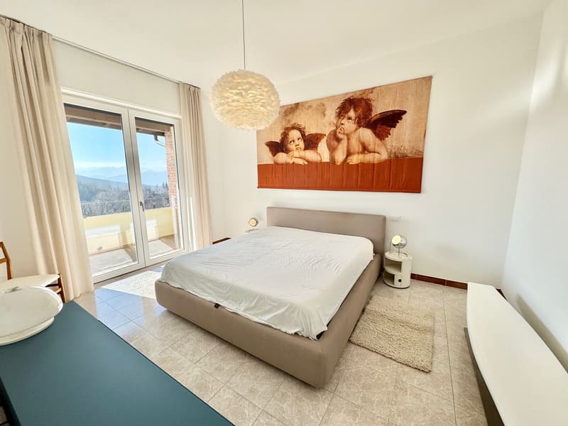 Bella e moderna villa in una posizione tranquilla e soleggiata con piscina privata e vista mozzafiato sul lago (9)
