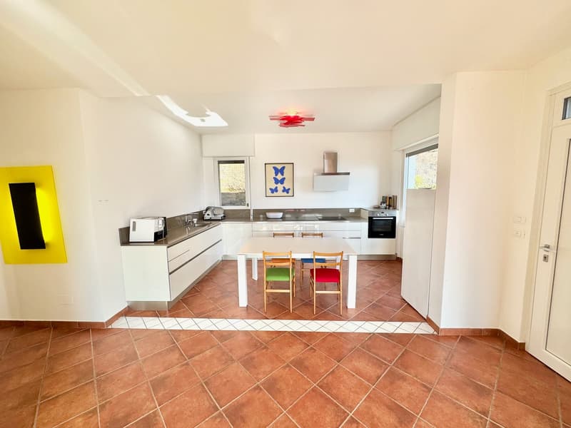 Bella e moderna villa in una posizione tranquilla e soleggiata con piscina privata e vista mozzafiato sul lago (6)