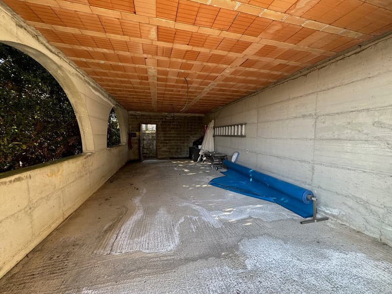 Bella e moderna villa in una posizione tranquilla e soleggiata con piscina privata e vista mozzafiato sul lago (23)