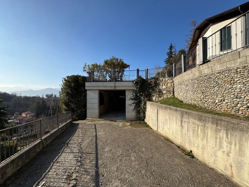 Bella e moderna villa in una posizione tranquilla e soleggiata con piscina privata e vista mozzafiato sul lago (24)