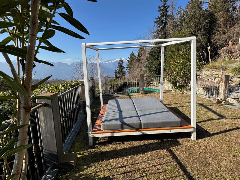 Bella e moderna villa in una posizione tranquilla e soleggiata con piscina privata e vista mozzafiato sul lago (22)