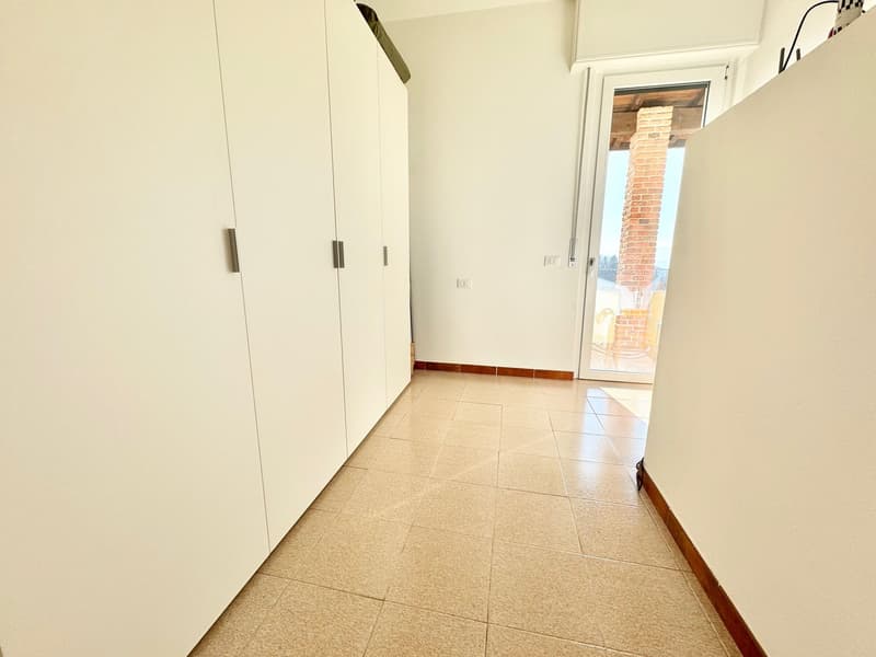 Bella e moderna villa in una posizione tranquilla e soleggiata con piscina privata e vista mozzafiato sul lago (11)