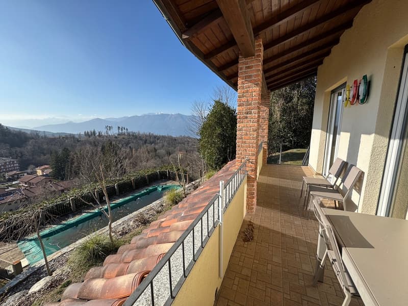 Bella e moderna villa in una posizione tranquilla e soleggiata con piscina privata e vista mozzafiato sul lago (18)