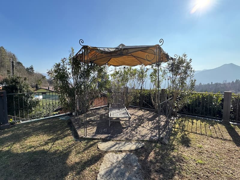Bella e moderna villa in una posizione tranquilla e soleggiata con piscina privata e vista mozzafiato sul lago (21)