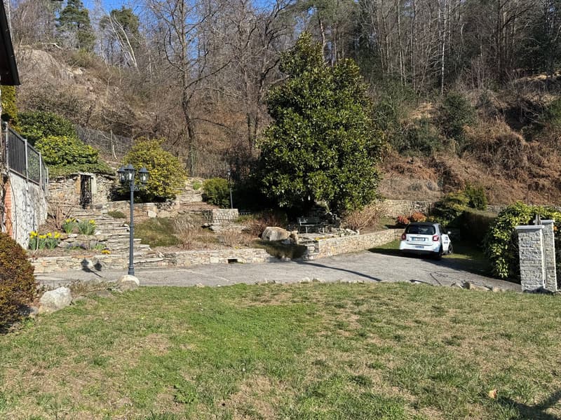 Bella e moderna villa in una posizione tranquilla e soleggiata con piscina privata e vista mozzafiato sul lago (25)