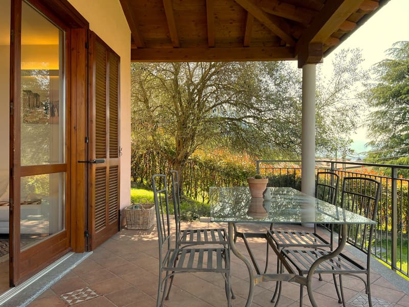 Bella villa immersa nella natura con garage e vista sul Lago Maggiore e le montagne circostanti (18)