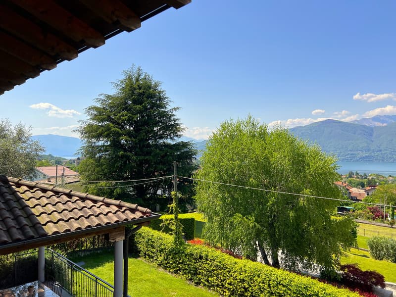 Bella villa immersa nella natura con garage e vista sul Lago Maggiore e le montagne circostanti (25)