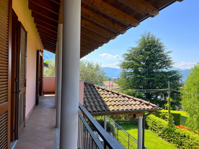 Bella villa immersa nella natura con garage e vista sul Lago Maggiore e le montagne circostanti (14)
