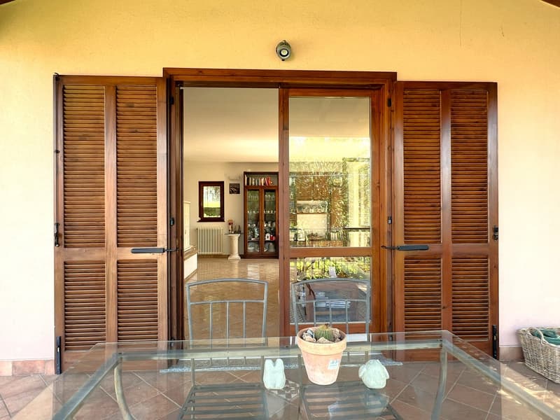 Bella villa immersa nella natura con garage e vista sul Lago Maggiore e le montagne circostanti (19)
