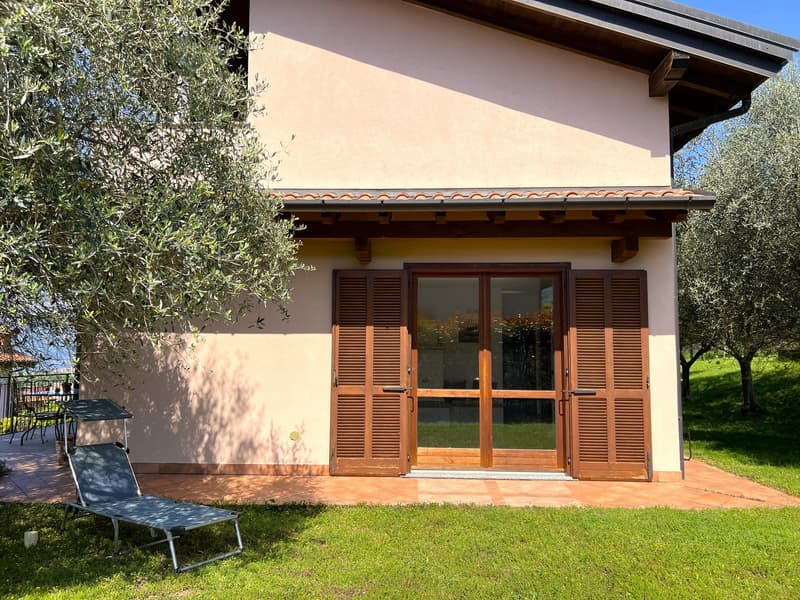 Bella villa immersa nella natura con garage e vista sul Lago Maggiore e le montagne circostanti (21)