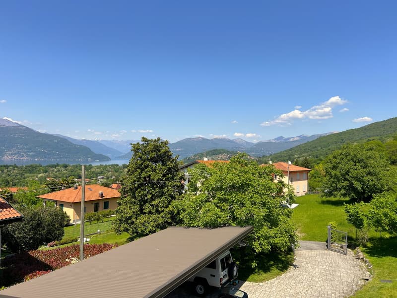 Bella villa immersa nella natura con garage e vista sul Lago Maggiore e le montagne circostanti (24)