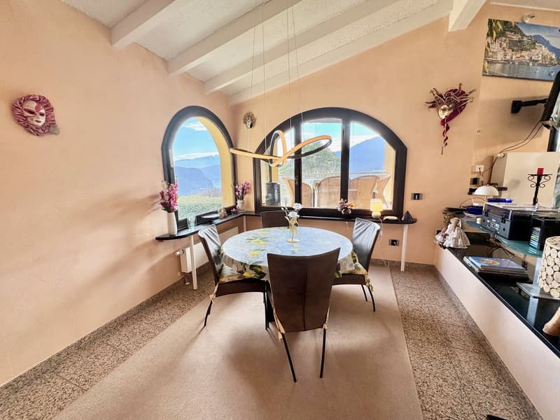 dining room with panoramic views, 4 chairs, dining table, decorative elements