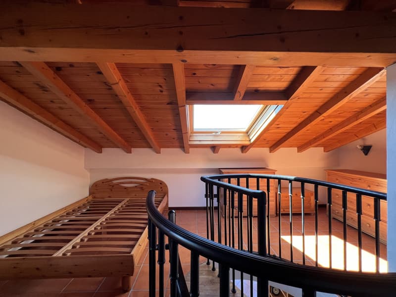Very well-maintained apartment with community pool, large terrace, and lake view (8)
