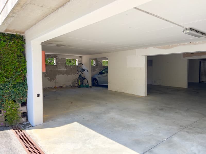 Very well-maintained apartment with community pool, large terrace, and lake view (14)