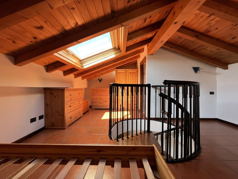 Very well-maintained apartment with community pool, large terrace, and lake view (9)