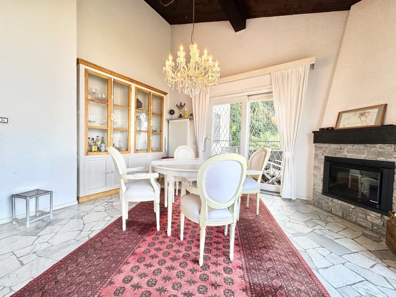 Villa très bien entretenue dans un endroit calme et très ensoleillé avec de grandes terrasses et une vue imprenable sur le lac (6)