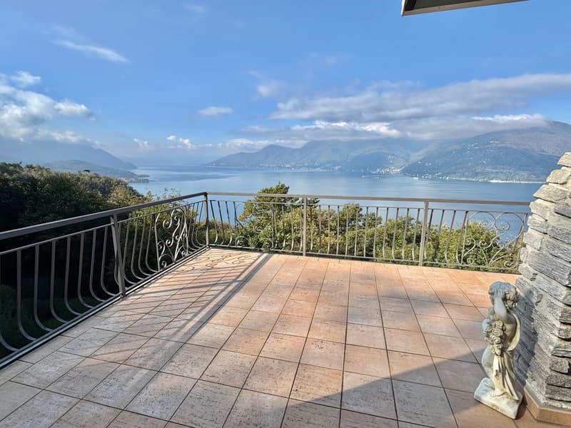 Villa très bien entretenue dans un endroit calme et très ensoleillé avec de grandes terrasses et une vue imprenable sur le lac (14)
