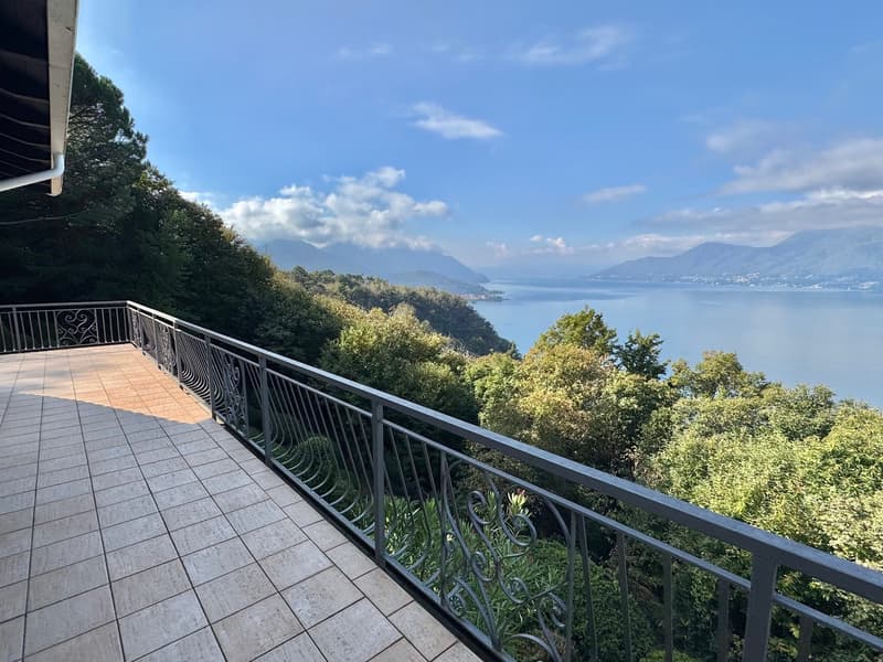 Villa très bien entretenue dans un endroit calme et très ensoleillé avec de grandes terrasses et une vue imprenable sur le lac (15)