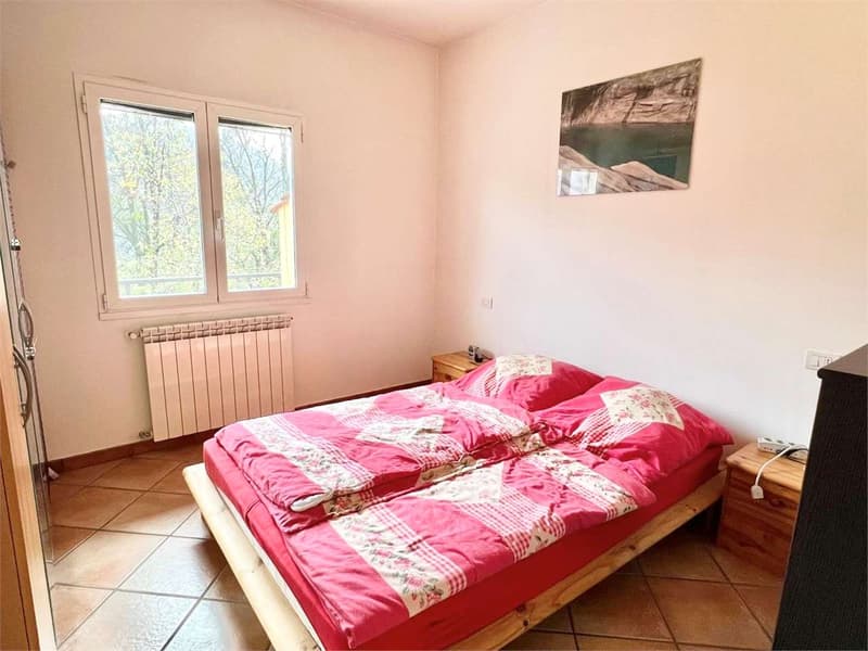 Carefully furnished three-room apartment with large terrace, garden and condominium pool (6)