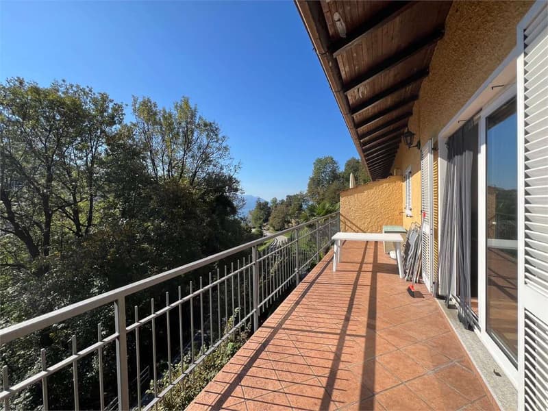 Carefully furnished three-room apartment with large terrace, garden and condominium pool (9)