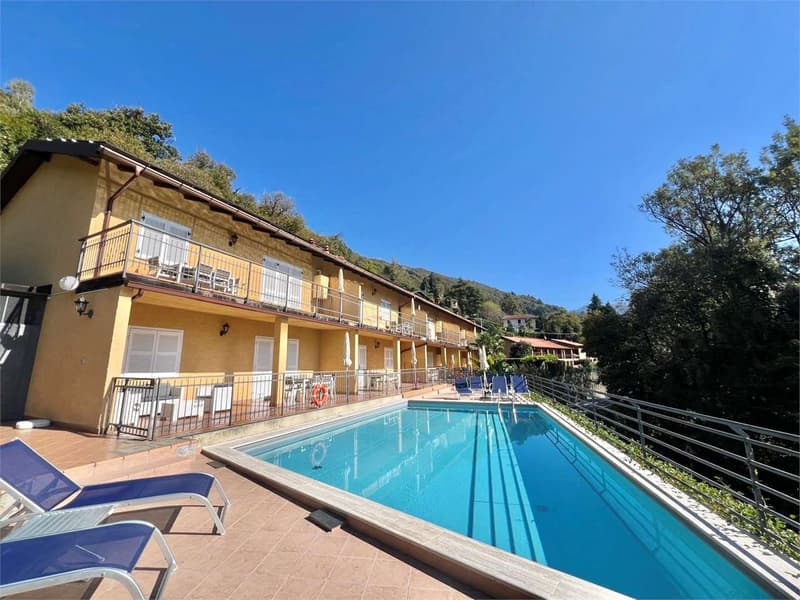 Curato trilocale con grande terrazza, giardino e piscina condominiale (1)