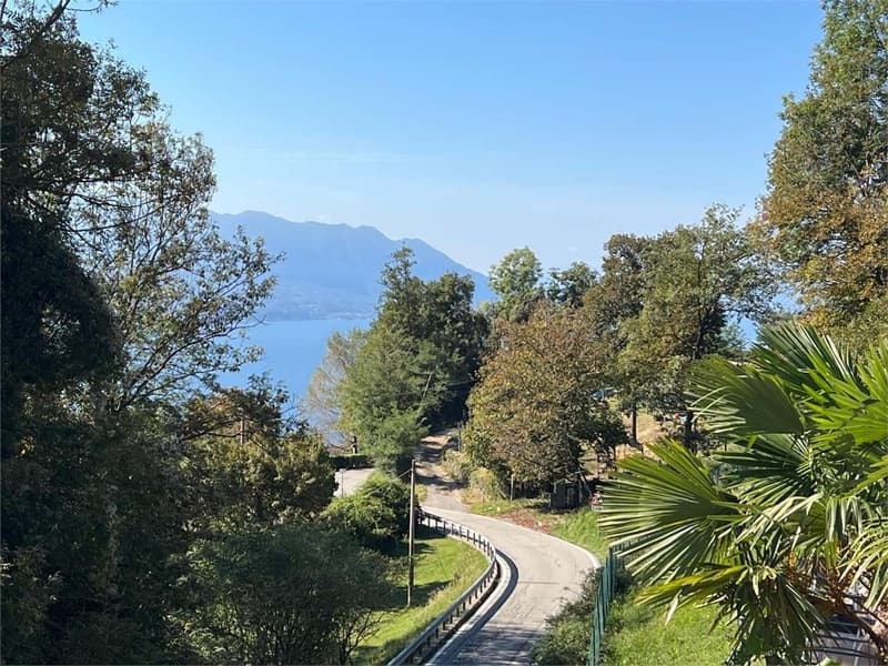 Curato trilocale con grande terrazza, giardino e piscina condominiale (12)