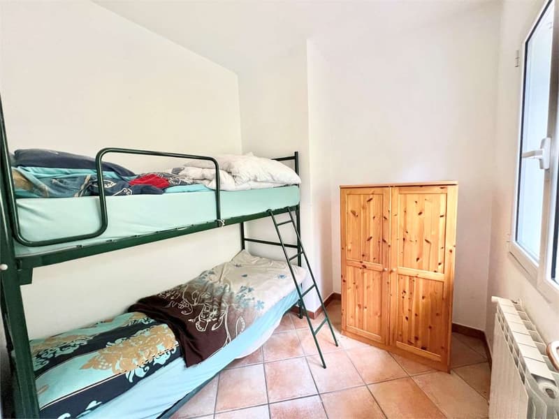 Carefully furnished three-room apartment with large terrace, garden and condominium pool (7)