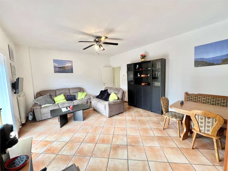 Carefully furnished three-room apartment with large terrace, garden and condominium pool (2)