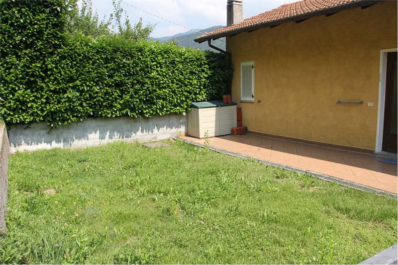 Carefully furnished three-room apartment with large terrace, garden and condominium pool (10)