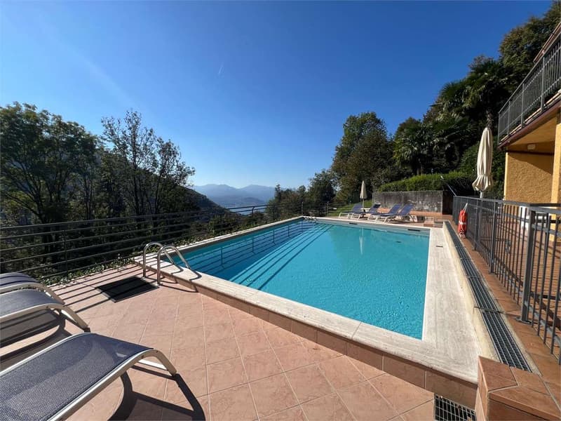 Carefully furnished three-room apartment with large terrace, garden and condominium pool (11)