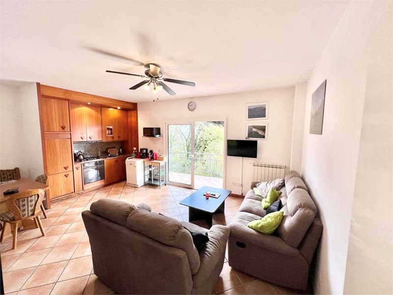 Carefully furnished three-room apartment with large terrace, garden and condominium pool (3)
