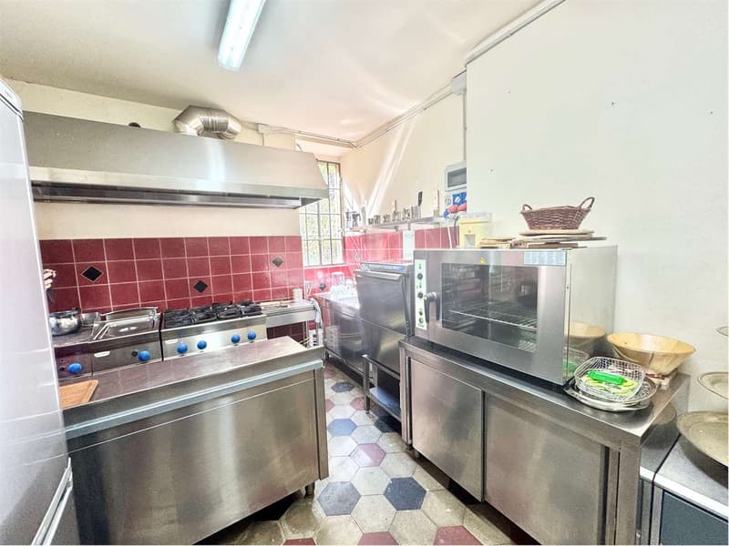 Curata villa in stile Liberty a Valganna in una posizione tranquilla e (6)