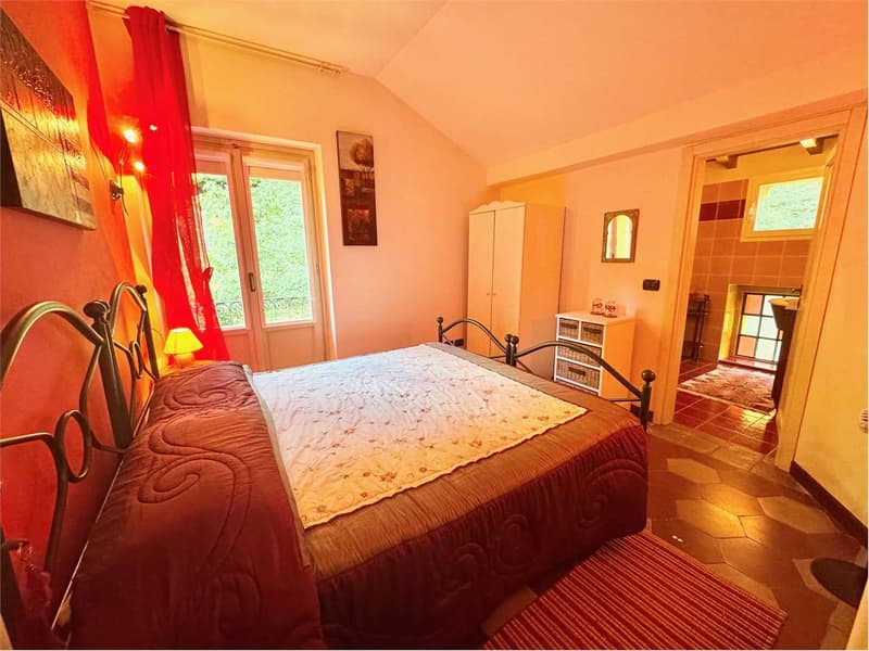 Curata villa in stile Liberty a Valganna in una posizione tranquilla e (9)