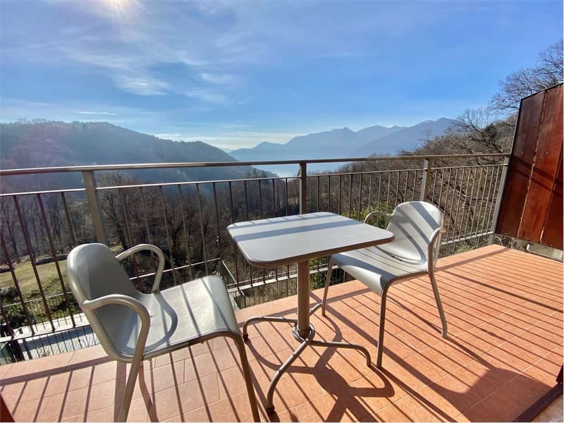 Lovely portion of a semi-detached house with a fantastic lake view (12)