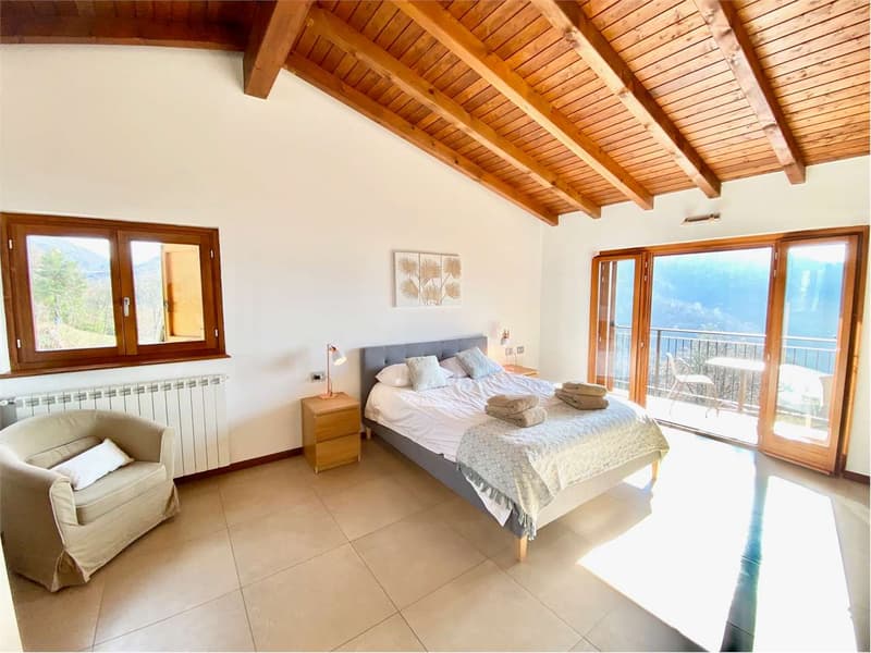 Lovely portion of a semi-detached house with a fantastic lake view (7)