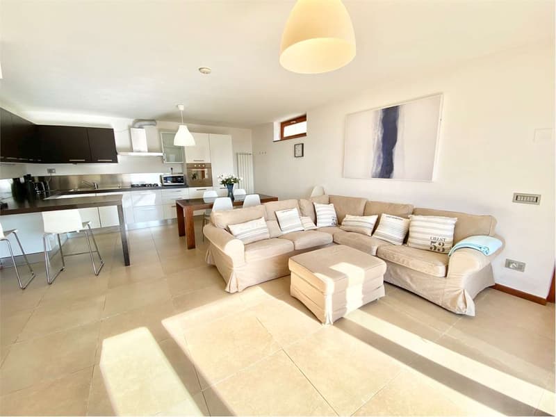 Lovely portion of a semi-detached house with a fantastic lake view (2)