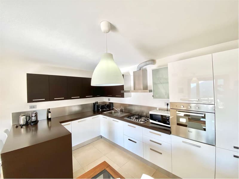 Lovely portion of a semi-detached house with a fantastic lake view (5)