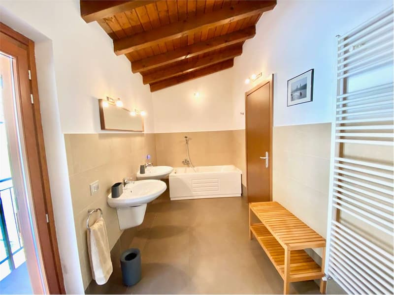 Lovely portion of a semi-detached house with a fantastic lake view (11)