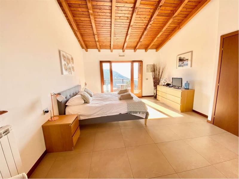 Lovely portion of a semi-detached house with a fantastic lake view (6)