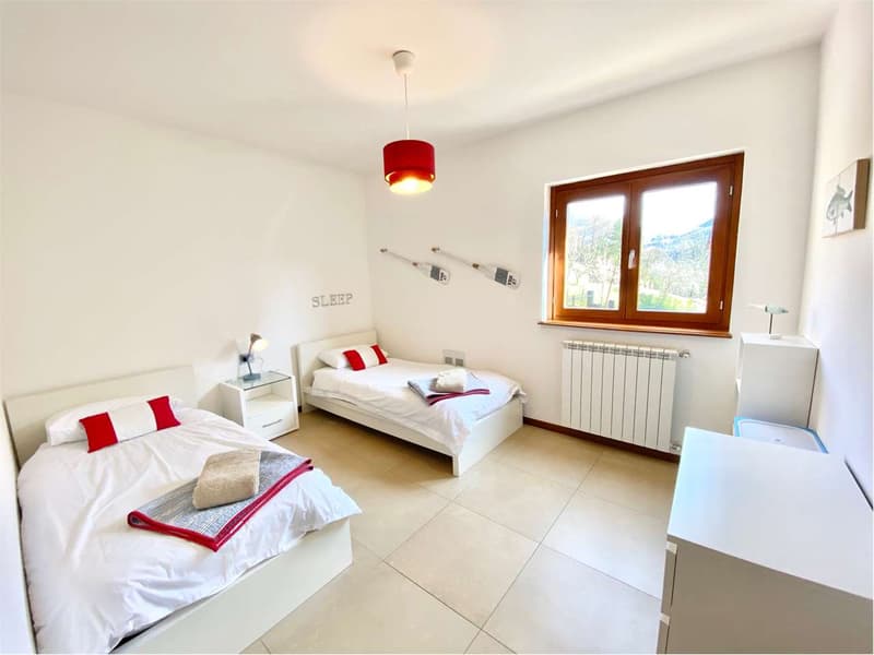 Lovely portion of a semi-detached house with a fantastic lake view (8)