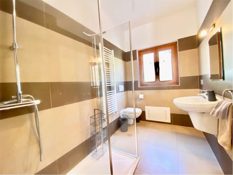 Lovely portion of a semi-detached house with a fantastic lake view (9)