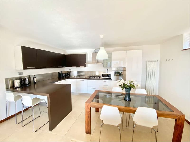 Lovely portion of a semi-detached house with a fantastic lake view (4)