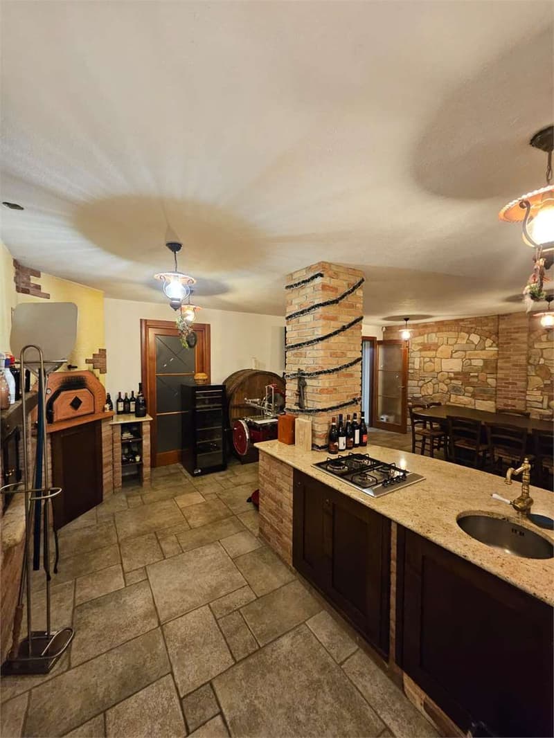 Villa molto curata in posizione tranquilla e soleggiata con bel terren (13)