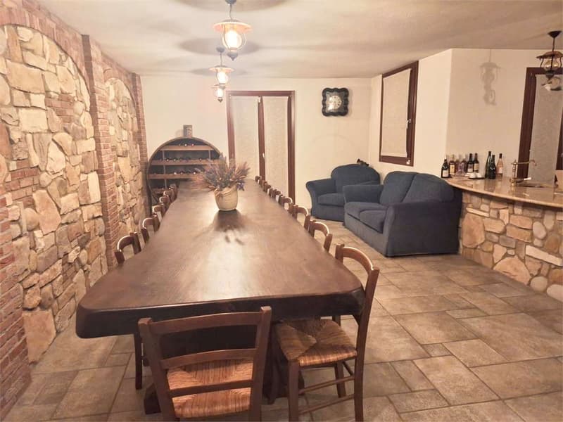 Villa molto curata in posizione tranquilla e soleggiata con bel terren (12)