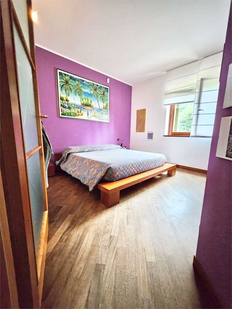 Villa molto curata in posizione tranquilla e soleggiata con bel terren (8)